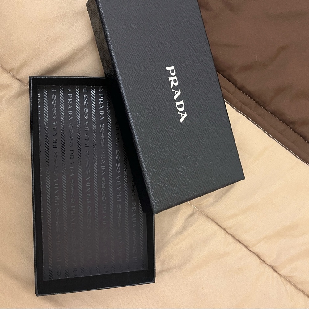 Prada Box - Picture 3 of 3